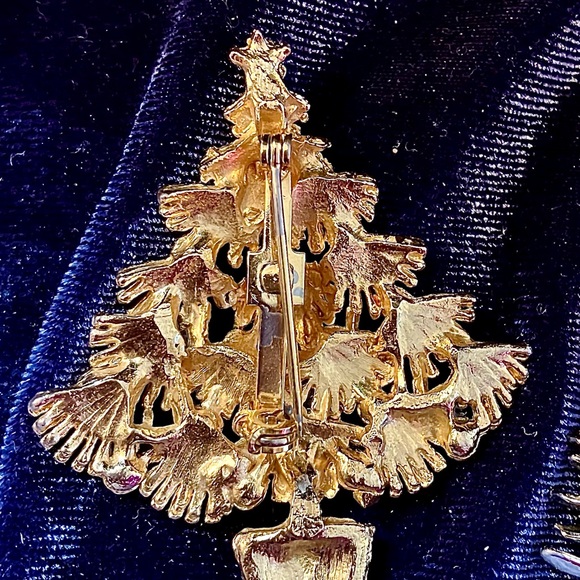 4 Christmas Brooches Vintage/ Monet
NIB Monet Snowman Brooch Never Used - Picture 3 of 6